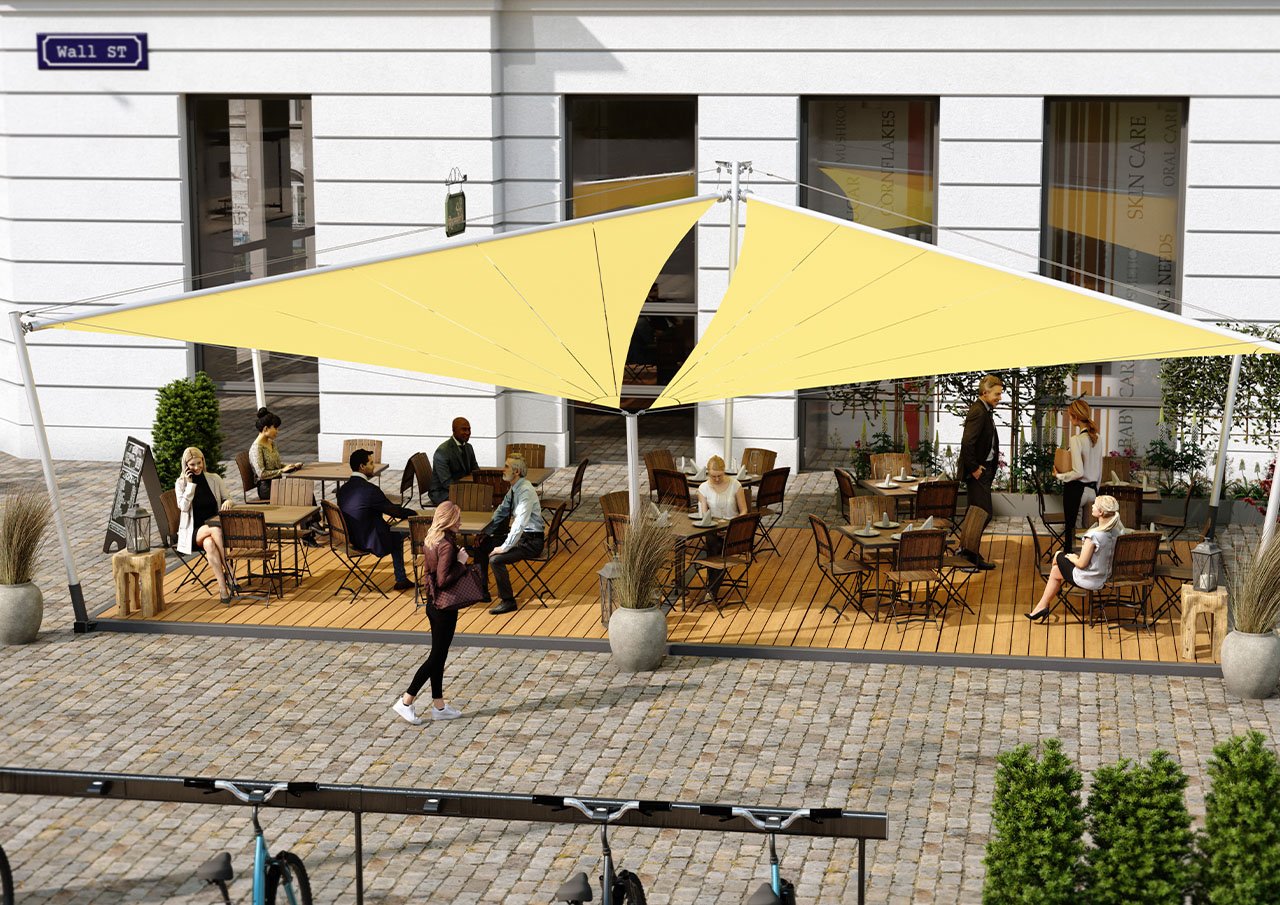 Vele ombreggianti BASE sopra i tavoli di un bar in piazza